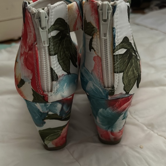 Floral-print wedge sandals - Picture 6 of 9